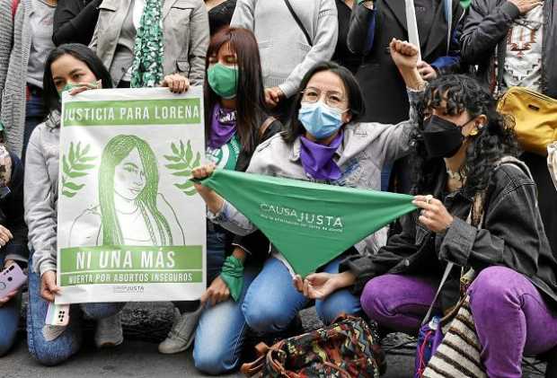 Integrantes del movimiento feminista Causa Justa se congregaron ayer en la mañana frente a la Corte Constitucional para solicita