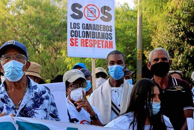 Ganaderos y productores de leche protestan a las afueras de la Sociedad Portuaria de Cartagena contra las importaciones de leche
