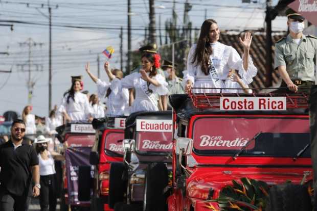 A su llegada, las candidatas inmediatamente realizaron el desfile por las principales calles del municipio culminando el recorri