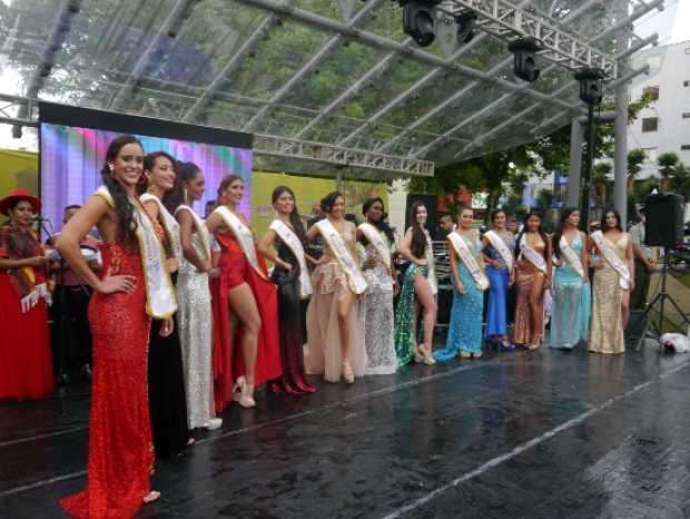 Las participantes recorrieron varios puntos de la ciudad. La lluvia no opacó el certamen de belleza. Eligieron a la más preparad