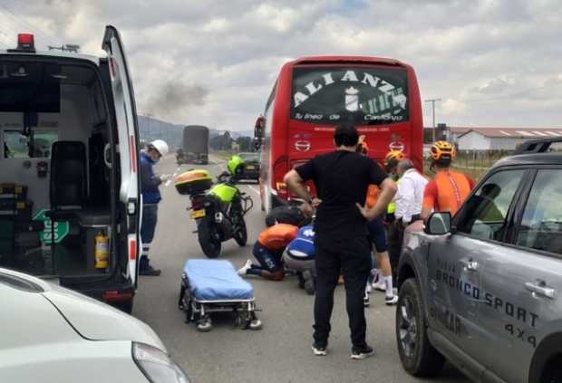 Foto I EFE I LA PATRIA  La imagen que dejó ayer el accidente de Egan Bernal. Todo indica que se perderá toda la temporada en el 