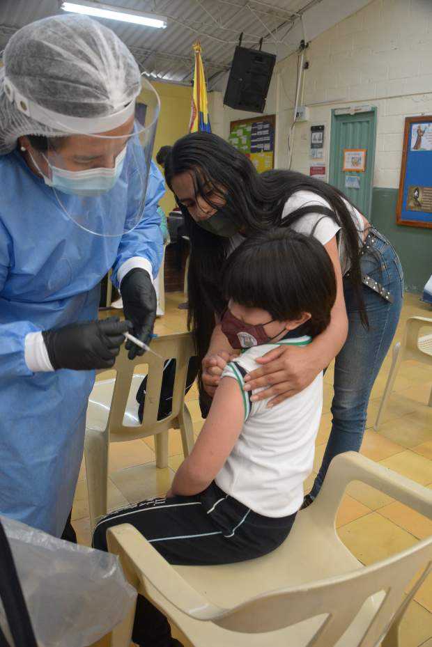 .    Fotos I Freddy Arango I LA PATRIA  Luisa Fernanda Marín y su hijo Santiago Cutiba, de seis años, en la vacunación ayer 