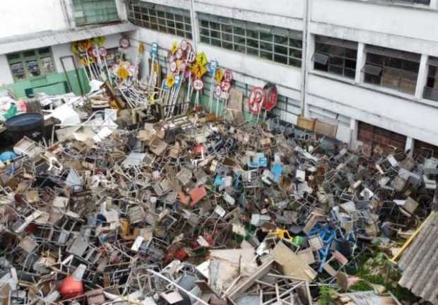 El colegio se encuentra lleno de escombros. El colegio se encuentra lleno de escombros.