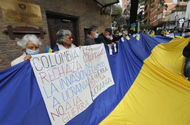 Ciudadanos ucranianos, rusos y colombianos protestan contra el avance ruso en Ucrania hoy, frente a la embajada de Rusia, en Bog