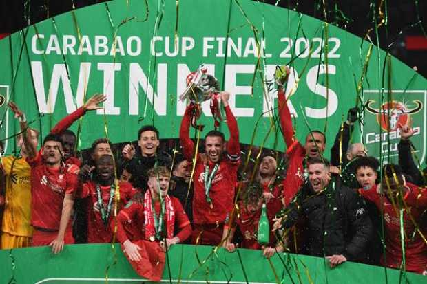 Los jugadores del Liverpool celebran con el trofeo después de ganar el partido final de la Copa Carabao inglesa entre el Chelsea