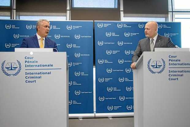 Iván Duque apoya a la JEP en La Haya ante el fiscal jefe de la Corte Penal Internacional, Karim Khan.