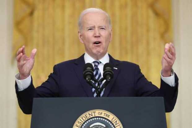 El presidente de los Estados Unidos, Joe Biden, pronuncia un discurso sobre la invasión rusa de Ucrania, en el Salón Este de la 