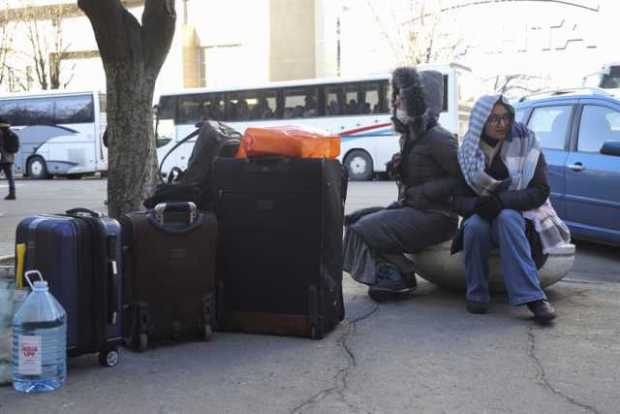 Un grupo de estudiantes extranjeros se prepara para evacuar a Polonia en la ciudad de Dnipro, Ucrania, este domingo.