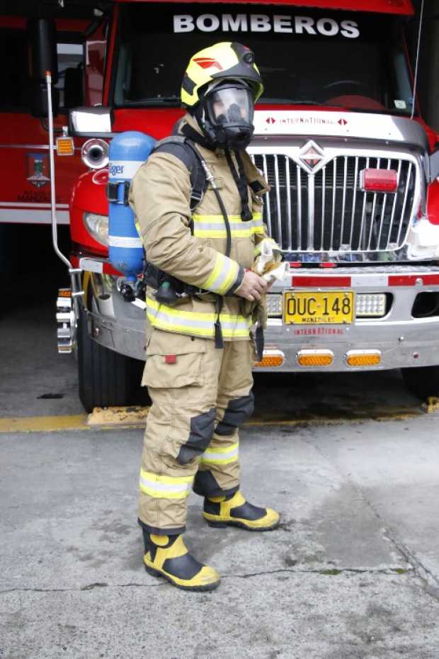 El equipo de protección que debe usar un bombero en una emergencia puede costar 11 millones de pesos.