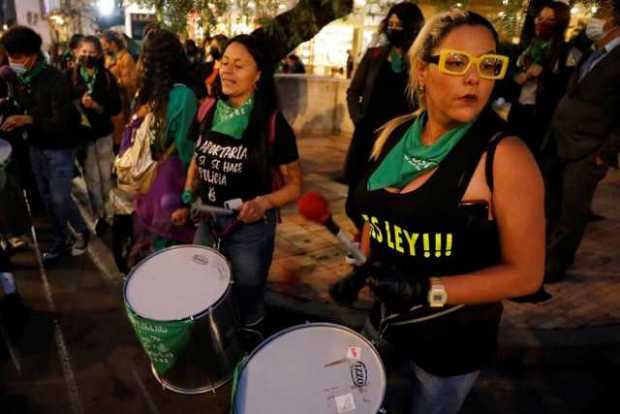 Mujeres se reunieron ayer en Bogotá para celebrar la decisión tomada el lunes por la Corte Constitucional de aprobar la despenal