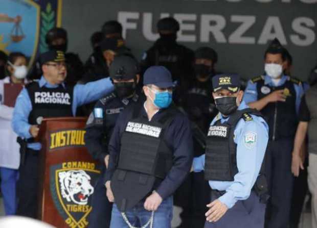 Autoridades presentan al expresidente hondureño Juan Orlando Hernández (c) en la dirección de las Fuerzas Especiales tras su cap