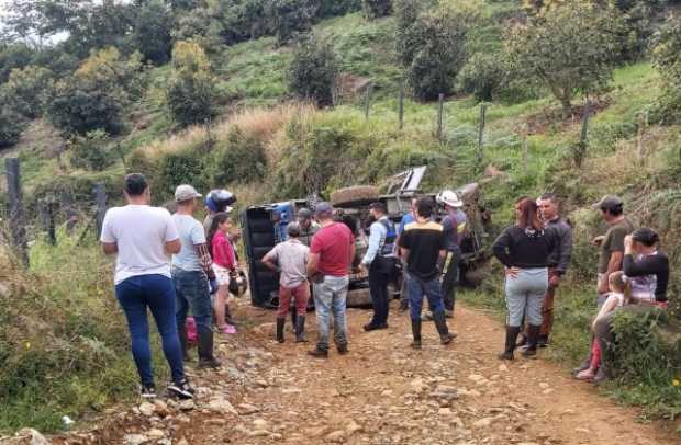 Campero que llevaba estudiantes se volcó en Aguadas