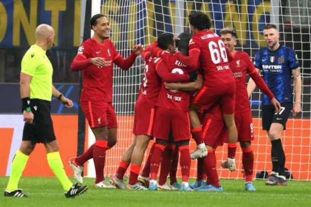 Los jugadores del Liverpool celebran su ventaja de 2-0 durante los octavos de final de la Liga de Campeones de la UEFA, partido 