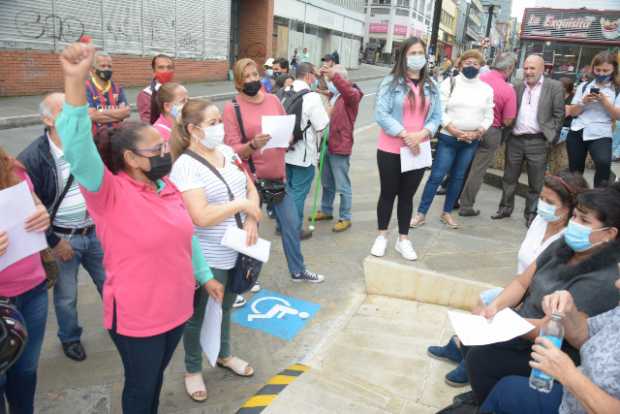 La semana pasada se realizó un plantón al frente de la Alcaldía de Manizales para exigir la entrega de la factura del predial. 