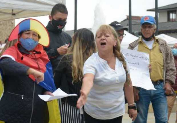 "Abajo el aumento descarado del impuesto predial", decían desde el megáfono. Las personas respondían:" ¡Abajo, abajo, abajo!"