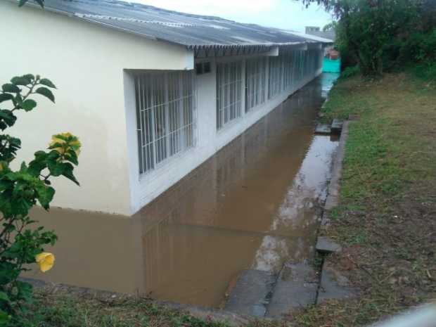 Estudiantes, docentes y padres están preocupados por las inundaciones en la sede Pío XII, zona ur