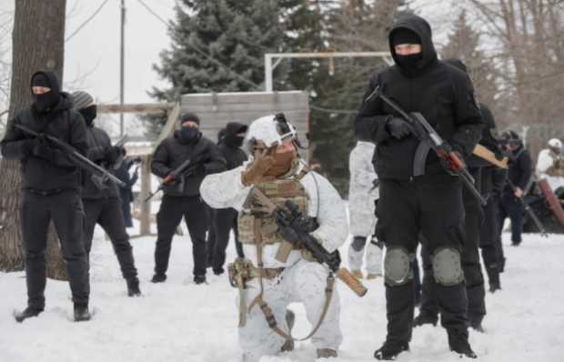 Los ucranianos asisten a un entrenamiento militar abierto para civiles en un campo de entrenamiento en Kiev, Ucrania, el 6 de fe