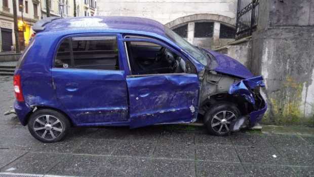 Dos choques en el Centro de Manizales: un vehículo colisionó contra la Catedral 