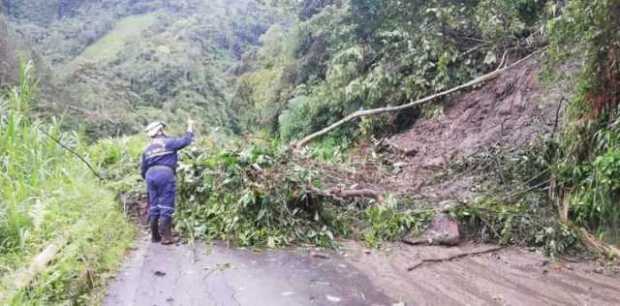 Derrumbes y rocas afectan vías de Manzanares y Riosucio 