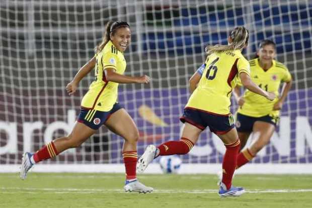 Leicy Santos (i) de Colombia celebra un gol contra Bolivia hoy, en un partido del grupo A de la Copa América Femenina en el esta