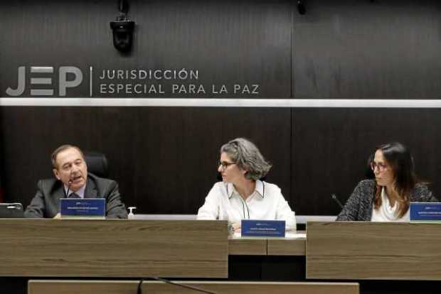 El presidente de la Jurisdicción Especial para la Paz (JEP), magistrado Eduardo Cifuentes, habla junto a las magistradas Julieta