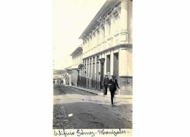 Foto | Archivo Félix Henao | LA PATRIA    En la fábrica de velas La Campana, situada en la calle 14, entre carreras 10 y 11, se 