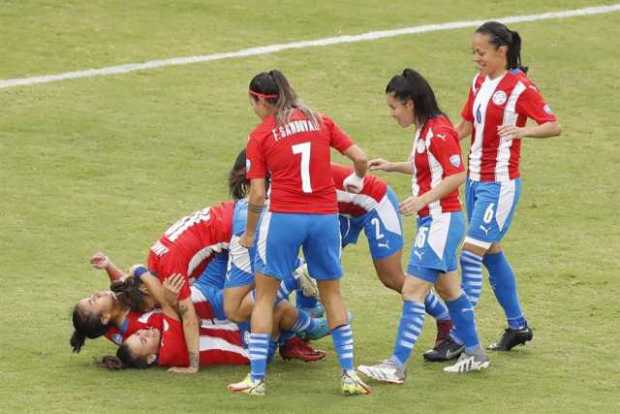 Jugadoras de Paraguay celebran un gol de Rebeca Fernández ante Chile hoy, en un partido del grupo A de la Copa América Femenina 