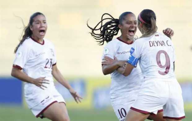 Deyna Castellanos (d) de Venezuela celebra un gol ante Uruguay hoy, en un partido del grupo B de la Copa América Femenina en el 