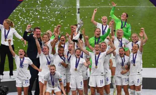 El equipo de Inglaterra celebra con el trofeo después de ganar la final de la Eurocopa Femenina de la UEFA 2022