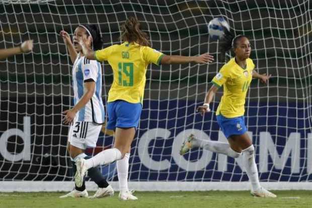 Adriana (d) de Brasil celebra un gol ante Argentina, en un partido del grupo B de la Copa América Femenina en el estadio Centena