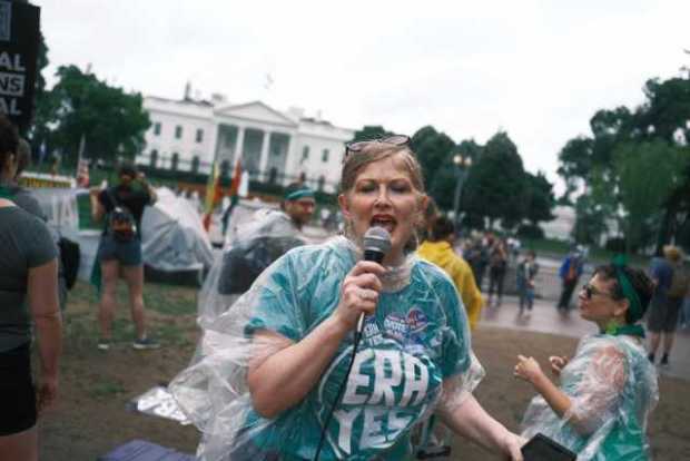 Personas protestan hoy frente a la Casa Blanca para exigir que se proteja el aborto legal, en Washington (EE.UU).