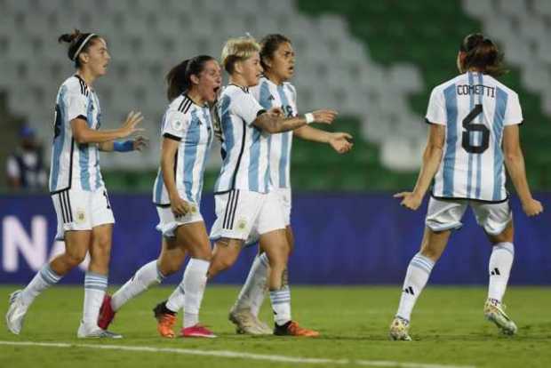 Yamila Rodríguez (c) de Argentina celebra un gol ante Perú hoy, en un partido del grupo B de la Copa América Femenina en el esta
