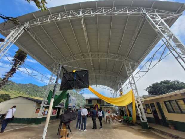  Colegio de la vereda Hojas Anchas en Supía (Caldas) ya tiene cubierta para 400 alumnos 