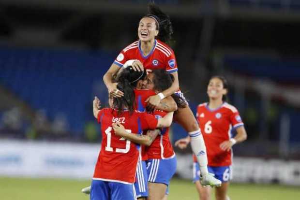 Yenny Acuña (c, abajo) de Chile celebra un gol ante Ecuador hoy, en un partido del grupo A de la Copa América Femenina en el est