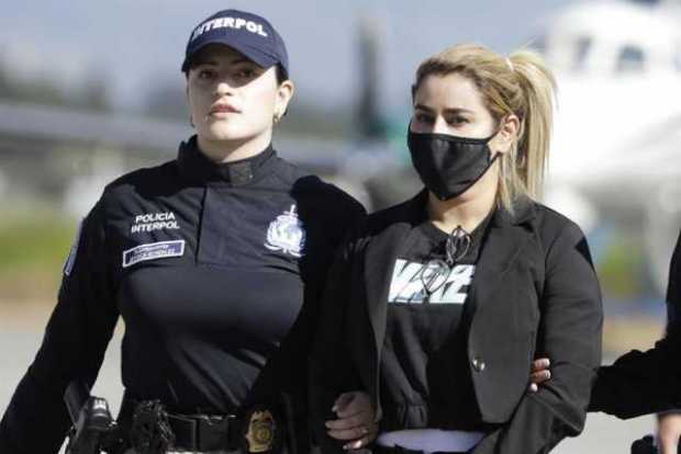 Agentes de la Organización Internacional de Policía Criminal o Policía Internacional (Interpol), acompañan a Nini Johana Úsuga D