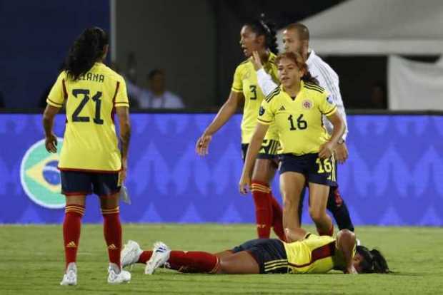Jugadoras de Colombia reaccionan al perder en la final de la Copa América Femenina ante Brasil en el estadio Alfonso López en Bu