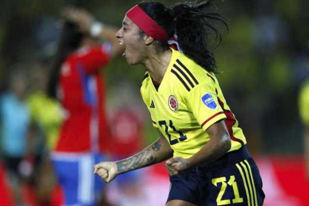 Liana Salazar de Colombia celebra un gol ante Chile 