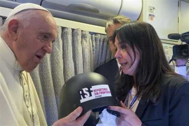 Papa recibe el casco de David Beriain, periodista español asesinado en África