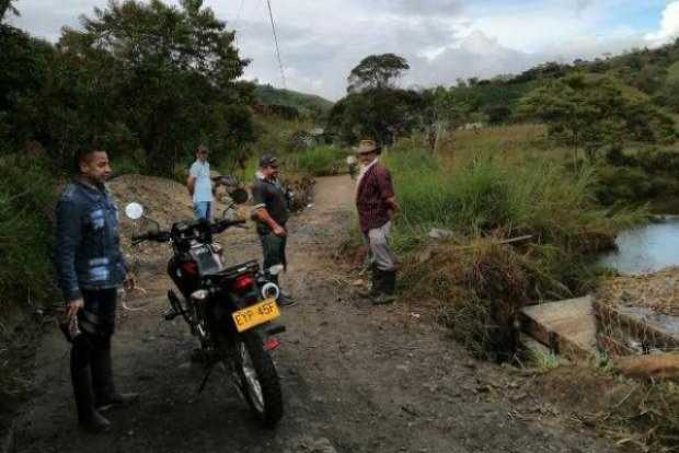 El profesor Carlos Alfonso Satizábal recorre, de lunes a viernes, la vía entre la cabecera municipal de Samaná y el colegio del 