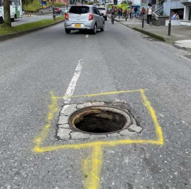 Una alcantarilla de la empresa Tigo estaba sin tapa en la Avenida Paralela.