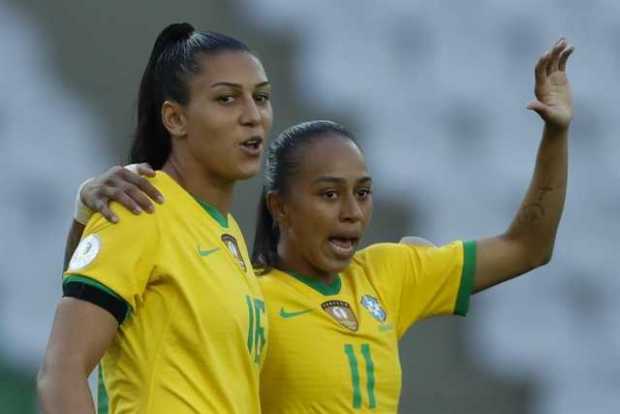 Adriana (d) de Brasil celebra un gol ante Uruguay hoy, en un partido del grupo B de la Copa América Femenina en el estadio Cente