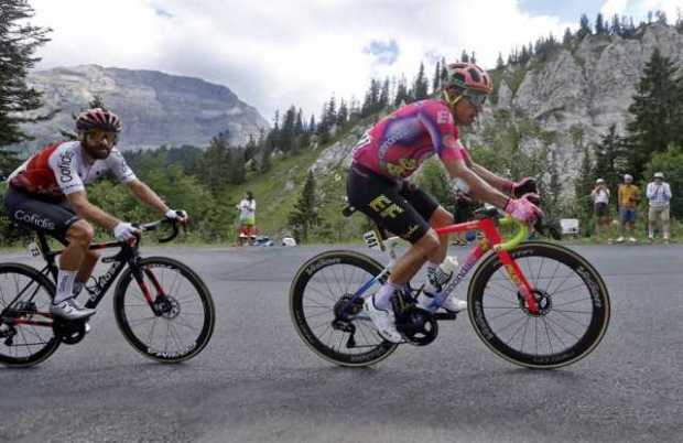 Rigoberto Uran (d) de EF Education Easypost, en acción durante la novena etapa del Tour de Francia 2022 sobre 192,9 km desde Aig