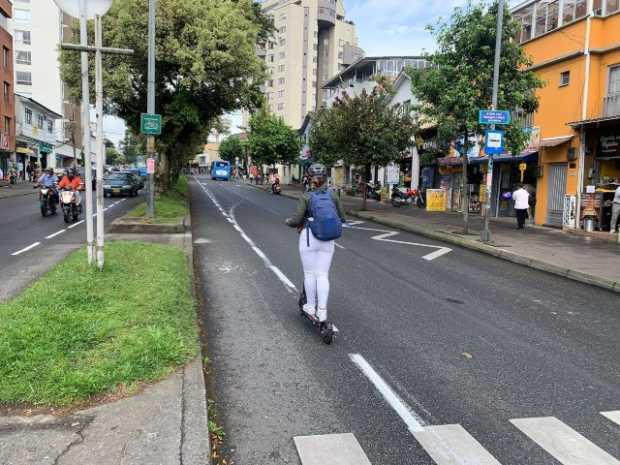 Quedó mal pintada la ciclobanda en Manizales: exigen a contratista corregir el trazo 