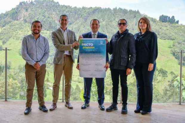 Algunos miembros de la bancada caldense reunidos con el alcalde de Manizales.