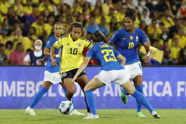 Leicy Santos (i) de Colombia disputa el balón con Luana de Brasil hoy, en la final de la Copa América Femenina. 