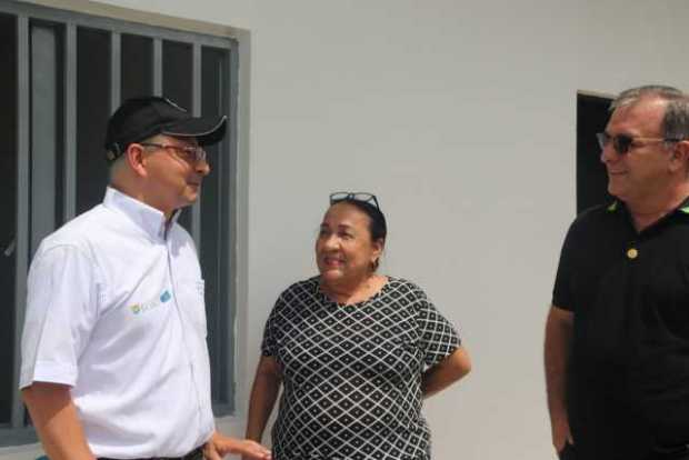 Jorge Tovar, secretario de Desarrollo Social; Mercedes Isaza, coordinadora del Centro de Protección; y César Alzate, alcalde de 