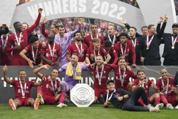 Los jugadores del Liverpool celebran con el trofeo después del partido de fútbol FA Community Shield entre el Liverpool FC y el 