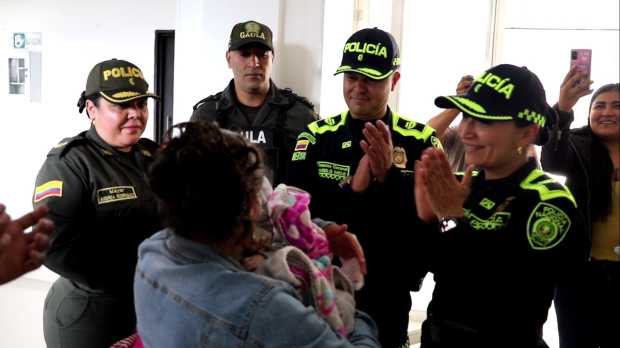 Foto| LA PATRIA Momento en que la Policía le entrega la bebé a la mamá.