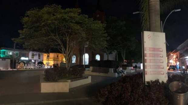 Las luminarias de la Plaza de Robledo están dañadas.