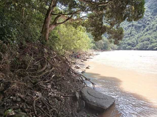 Bomberos de Supía buscan cuerpo en el río Supía
